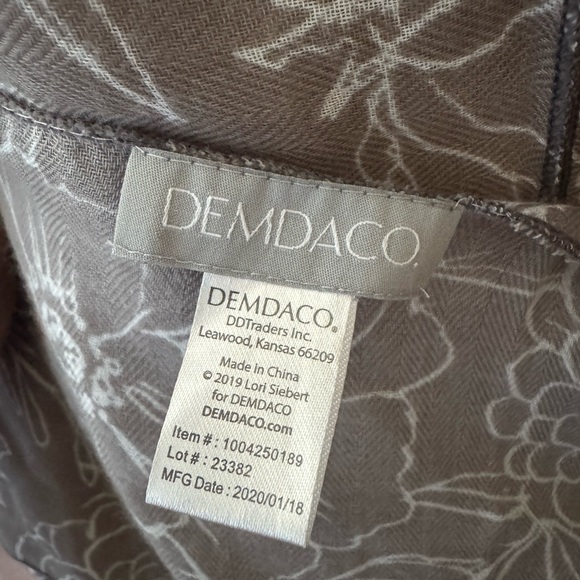 Demdaco Scarf Vest fits. There is no size on it. I believe it’s one size 🤷🏽♀️ - Picture 6 of 7